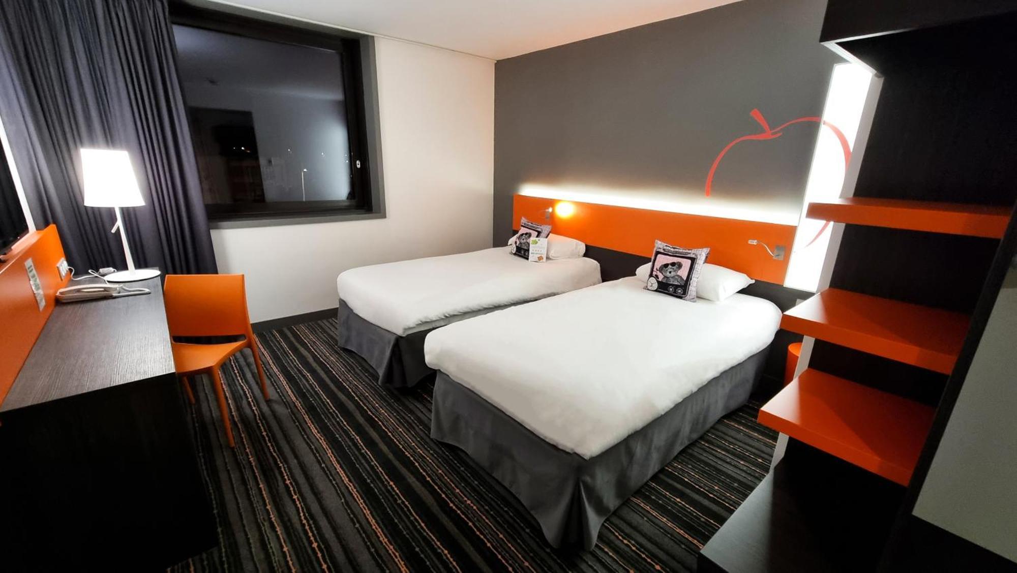 Отель Ibis Styles Caen Centre Gare Экстерьер фото